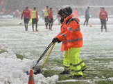 J2新潟、すげぇ！スタジアムの除雪作業に600人が集結、芝生も見えてきた 画像