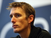 アンディ・シュレクが繰り上がり優勝となったツール・ド・フランスのトロフィーを受け取る 画像