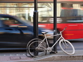 【なくせ！自転車事故】走行中のスマホ操作、ヘッドホン利用は危険…ルール以前に身を守るのが本質 画像