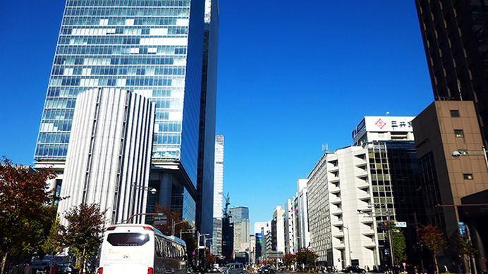 東京駅に近い鍛冶橋交差点付近。この交差点付近に京葉線地下ホームへと続く階段がある