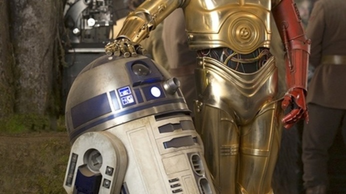 R2-D2とC-３PO／『スター・ウォーズ／フォースの覚醒』- (C) 2015Lucasfilm-Ltd.-&-TM