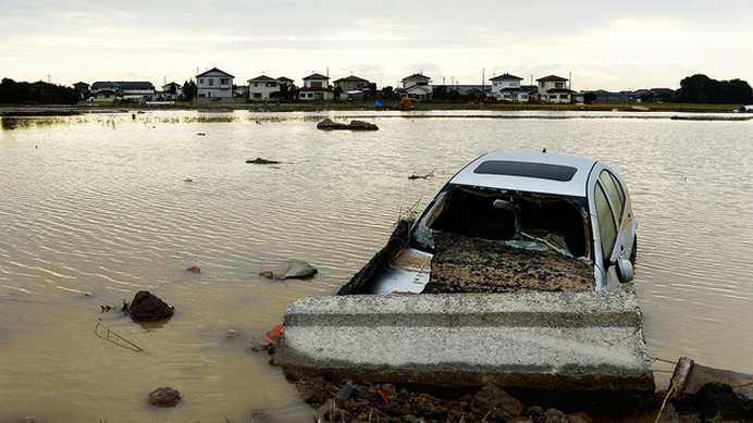 台風第18号関連の大雨被害で冠水した車両