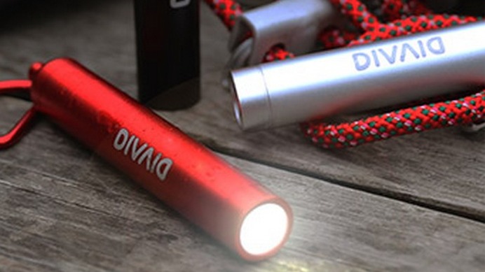 LEDライト内蔵スマートフォン充電器「DIVAID 防水バッテリー」