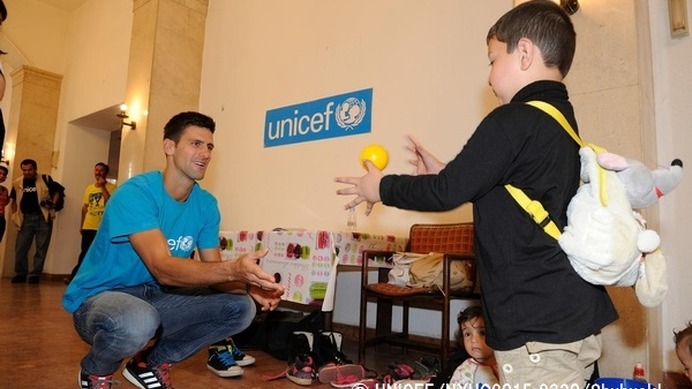 ジョコビッチユニセフ親善大使、祖国セルビアで難民の子どもを訪問