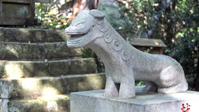 陰陽神社にある狛犬。他にはない狛犬らしいが、どこかで見たような姿かたちをしている。