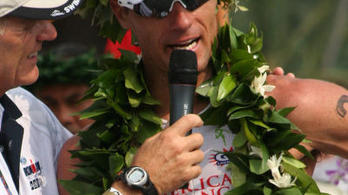 　アイアンマン・トライアスロンワールドチャンピオンシップが10月11日（現地）にハワイ州コナで開催され、オーストラリアのクレイグ・アレキサンダー（35）が初優勝した。同選手は昨年2位。バイクフィニッシュ時は11位だったが、ランで逆転して優勝した。