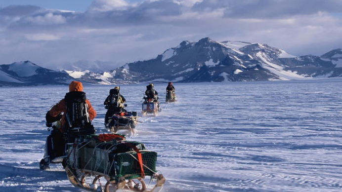 ザ・ノース・フェイス昭島アウトドアヴィレッジ店で阿部幹雄氏のトークショー「スノーモービルで走った南極6,200km」が開催