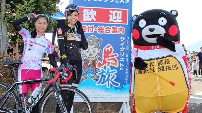 第3回天草四郎サイクリングフェスタに参加したくまモンとちゃりん娘の松本奈々（左）、深井愛