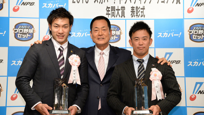 柳田悠岐（左）と雄平（右）が「スカパー! ドラマティック・サヨナラ賞 年間大賞」を受賞。中畑清が祝福