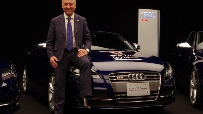 自ら選抜した「Audi×SAMURAI BLUE 11 Limited Edition」11台を発表したサッカー日本代表ザッケローニ監督