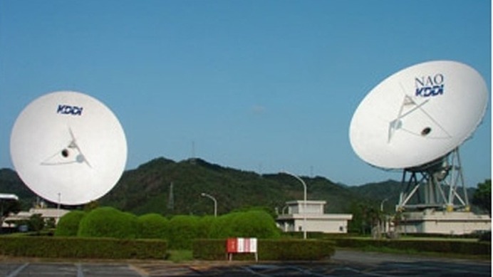 電波望遠鏡として活用されるパラボラアンテナ（左が今回あらたに提供されるアンテナ）