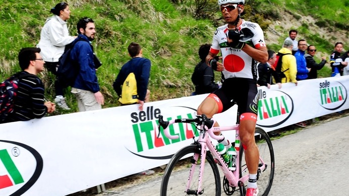 ジロ・デ・イタリア第8ステージ、1級山岳の頂上で下りに備えてウインドブレーカー準備する新城