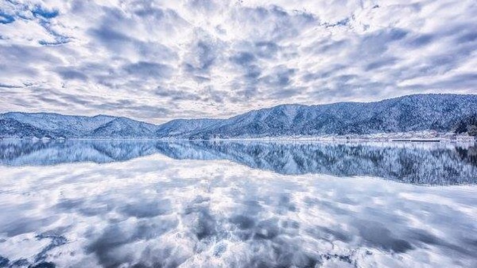 「世界よ、これが日本のウユニだ。」滋賀県にある余呉湖の写真が美しすぎる