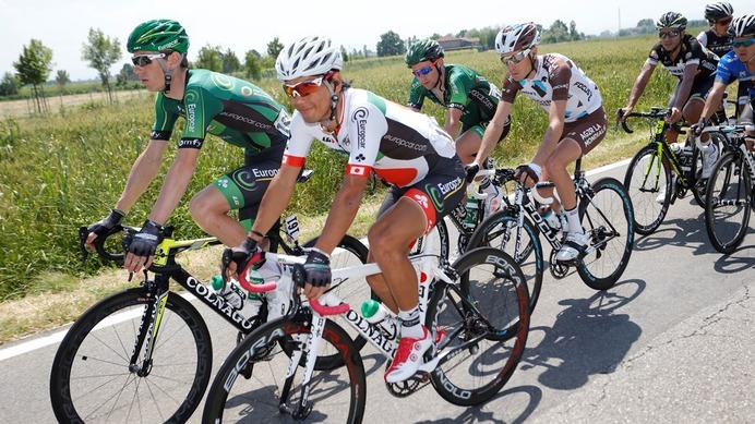 快晴となったジロ・デ・イタリア第10ステージ、集団の中で順調に走る新城