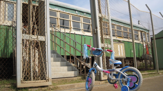 鎌倉海浜公園。江ノ電の車両が置かれていて、自由に出入りできる。近くにトイレや自動販売機あり