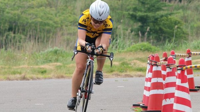 　第21回全日本学生個人ロードタイムトライアル自転車競技大会の女子の部が6月20日に秋田県大潟村ソーラースポーツラインで行われ、川又千裕（鹿屋体育大）が22分31秒305（平均時速39.96km）で初優勝した。