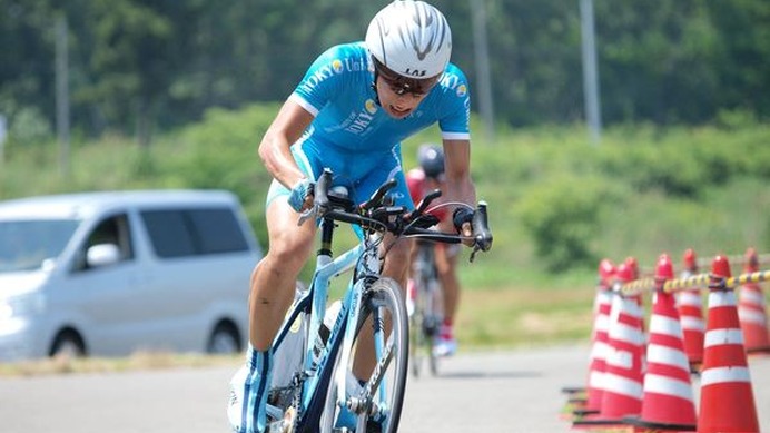 　日本学生自転車競技連盟が主催する第21回全日本学生個人ロードタイムトライアル自転車競技大会は、6月21日に秋田県大潟村ソーラースポーツラインで男子の部が行われ、280選手がエントリーする中、西薗良太（東京大学）が40分57秒911（平均時速44.14km）で初優勝した。