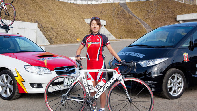 　第43回全日本実業団西日本サイクルロードレース大会が6月21日に広島県三原市の中央森林公園サイクリングコースで開催され、距離36.9kmで争われた女子レースで宇都宮ブリッツェンのCHISAKOが優勝した。「今日の優勝、父の日のプレゼントになったかな」と優勝の弁。