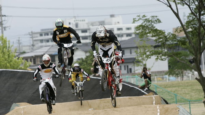 　2009UCI大阪・堺国際BMX選手権大会、オセアニックシリーズ第10戦が大阪府堺市の府営大泉緑地公園サイクルどろんこ広場BMXコースで6月21日に開催され、北京オリンピック代表の阪本章史や、08世界選手権ファイナリストの古性優作が登場。世界レベルの技術を大幅にリニュ