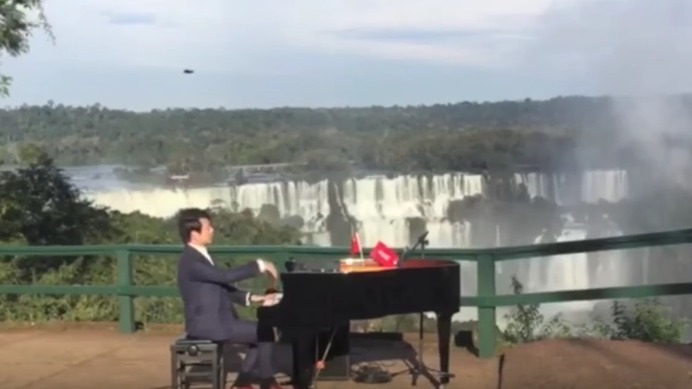 中国のピアニスト、イグアスの滝でリサイタル…リオオリンピック選手のために
