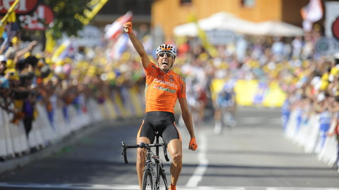 　ツール・ド・フランスは7月21日、スイスのマルティニからフランスのブールサンモリスまでの159kmで第16ステージが行われ、スペインのミケル・アスタルロサ（29＝エウスカルテル）が残り3kmから抜け出して初優勝。総合成績ではスペインのアルベルト・コンタドール（26