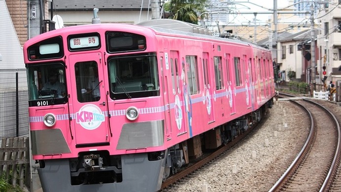 池袋線を走る「SEIBU KPP TRAIN」。7月30日から新宿線で運用される。