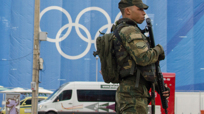 リオデジャネイロ五輪市内で立哨する軍人（2016年8月3日）
