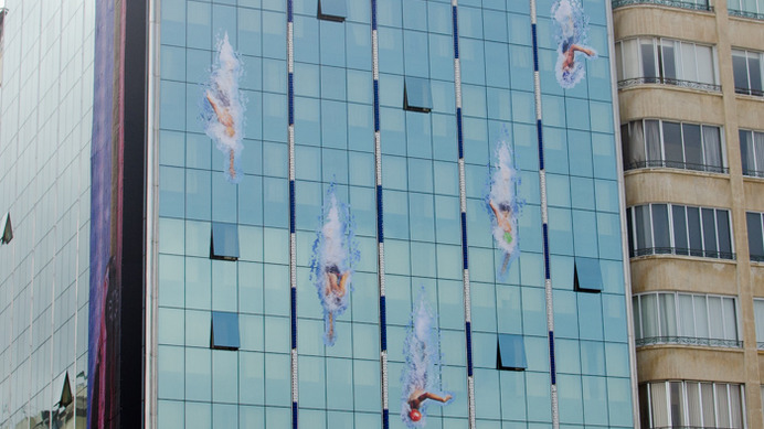 「HOTEL NISSAN KICKS」に競泳がデザインされていた（2016年8月7日）