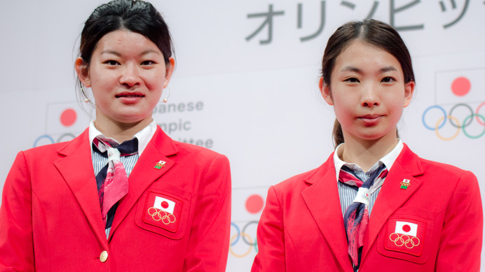 第31回オリンピック競技大会オリンピック特別賞表彰式に参加した高橋礼華（左）と松友美佐紀（2016年10月7日）