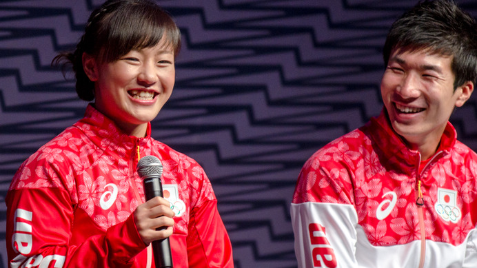 登坂絵莉（左）がアシックスジャパンの「リオオリンピック・パラリンピック日本代表選手団プレミアムイベント」に登壇（2016年10月10日）