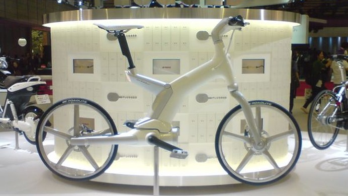 　千葉県にある幕張メッセで開催されている第41回東京モーターショー2009で、ヤマハ発動機が電動ハイブリッド自転車を展示公開。シャープで先進的なデザインのPAS　er（パスエア）が来場者の注目を集めた。