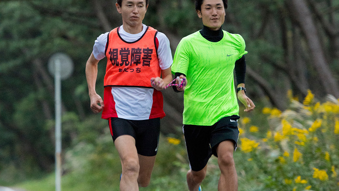 第29回ランナーズ賞を受賞した和田伸也さん（左）、この日の伴走者は蓑和廣太朗さん