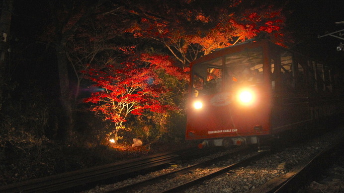 紅葉時期に夜間運行された、筑波山のケーブルカー