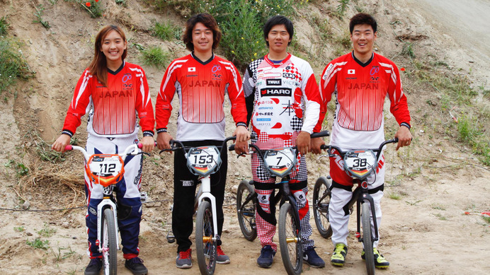 BMX日本代表。左から朝比奈綾香、吉井康平、長迫吉拓、松下巽