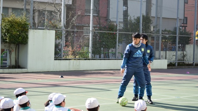 クーバー・コーチング、小学校でサッカーの特別授業を開催