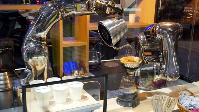 2つのロボットが互いに協調してコーヒーを淹れていく