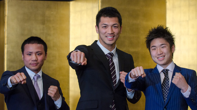 世界タイトルマッチに挑戦する比嘉大吾（左）、村田諒太（中央）、拳四朗（2017年4月3日）