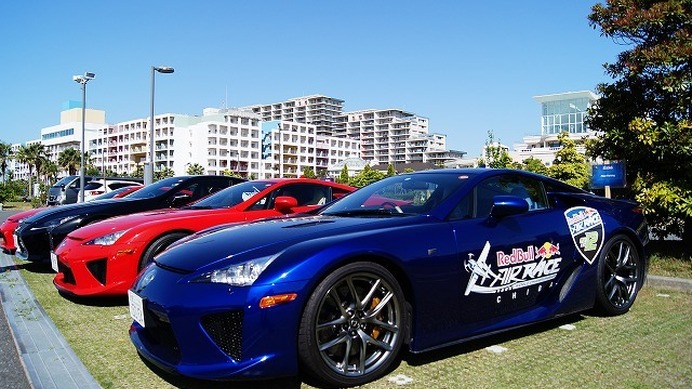 レクサスはレッドブル・エアレース千葉大会で全選手に車両を提供している。