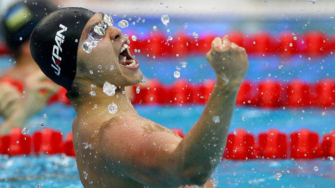 北京五輪競泳男子100m平泳ぎで金メダルを獲得て連覇を達成した北島康介（2008年08月11日）