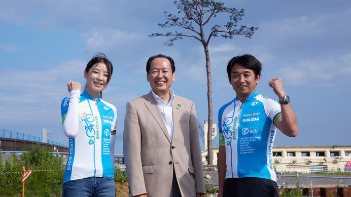 記者発表に登場した（左から）日向涼子、陸前高田市の戸羽太市長、片山右京
