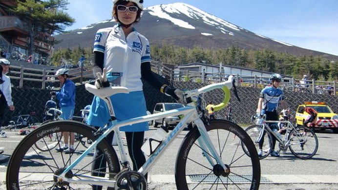 　サイクルスタイルの人気コラム「富永美樹の自転車コラム　主婦時々サイクリスト」が6月25日に更新されました。コラムの主題は「フツーの主婦、今年も上る」。多忙な芸能活動でほとんど練習する時間のなかった主婦が、断り切れずに富士ヒルクライムレースの当日を迎え
