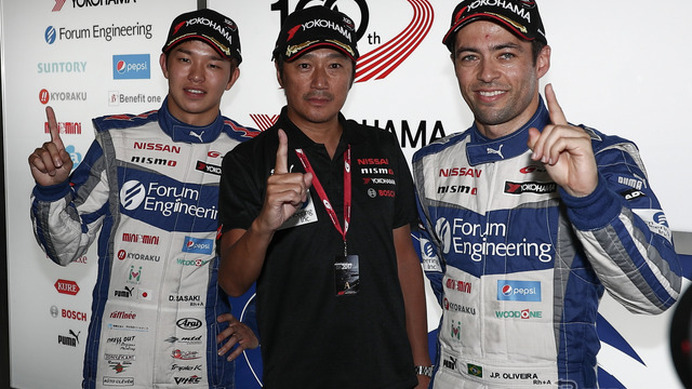 GT500クラスのポールを獲得した佐々木大樹（左）、オリベイラ（右）、近藤真彦監督（中央）。