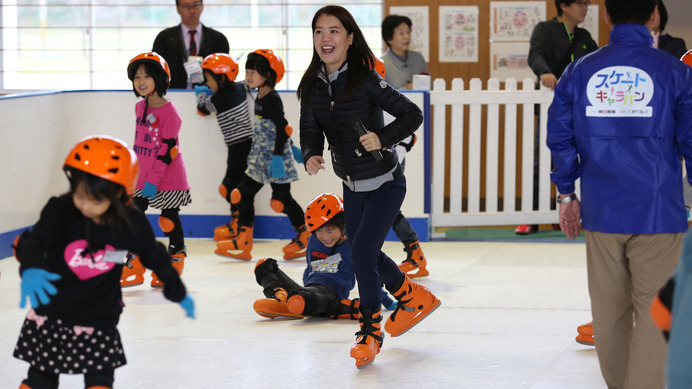 鈴木明子、閉校になる学校の生徒とスケートで交流…スケートキャラバン
