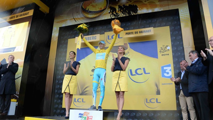 ツール・ド・フランス第5ステージ終了後の表彰式でマイヨジョーヌを着用するビンチェンツォ・ニーバリ