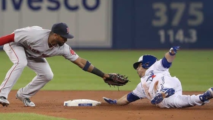 タッチをかいくぐって二塁に到達するブルージェイズのピアース【写真：Getty Images】