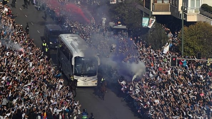 チームバスを取り囲むサポーター　photo/Getty Images