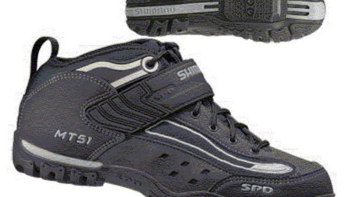 シマノから、マウンテンバイクモデルのSPDシューズ「SH-MT51」が発売された。ミドルカットデザインにより、足首部の安定性と快適な歩行を実現する。