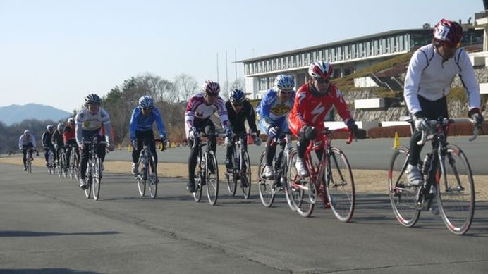 　2010-2011 CSCウィンタークリテリウムシリーズ第2戦が1月22日に静岡県伊豆市の日本サイクルスポーツセンターで開催され、片山右京（宇都宮ブリッツェン）がクラス優勝した。同クラスは初めてシリーズ戦に挑む選手などが対象で、すでに競技実績のある片山だが今回はシ
