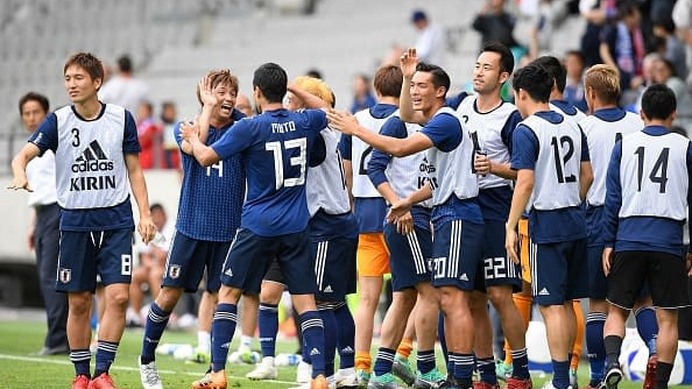 得点を喜ぶ日本代表の選手たち　photo/Getty Images