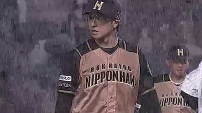 雨が降りしきる中、好投を続けた日本ハム・上沢【画像：(C)PLM】